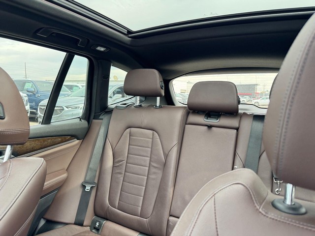 BMW X3 Vehicle Full-screen Gallery Image 10
