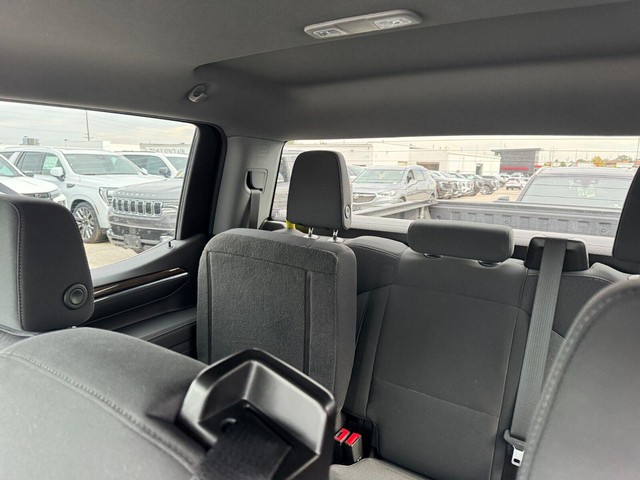 Chevrolet Silverado 1500 Vehicle Full-screen Gallery Image 19