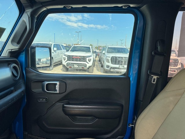 Jeep Wrangler Vehicle Full-screen Gallery Image 17
