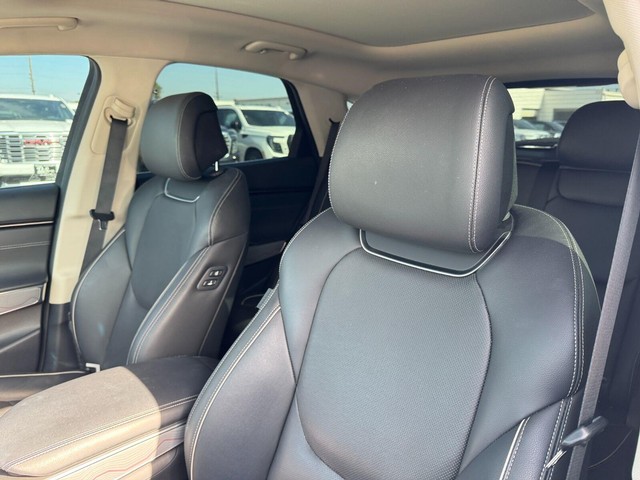 Genesis GV70 Vehicle Full-screen Gallery Image 14