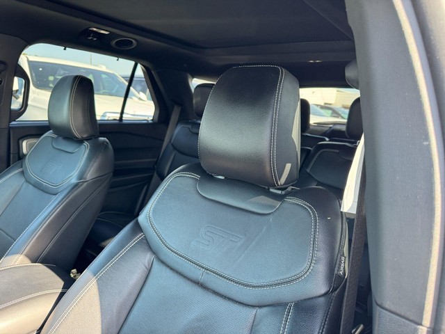 Ford Explorer Vehicle Full-screen Gallery Image 13