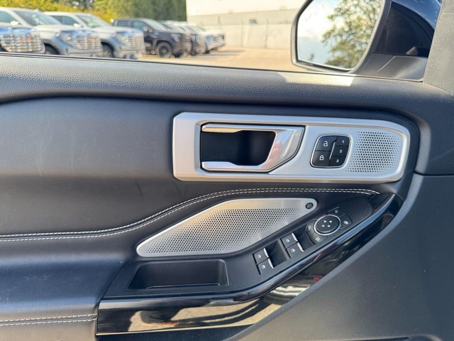 Ford Explorer Vehicle Full-screen Gallery Image 15