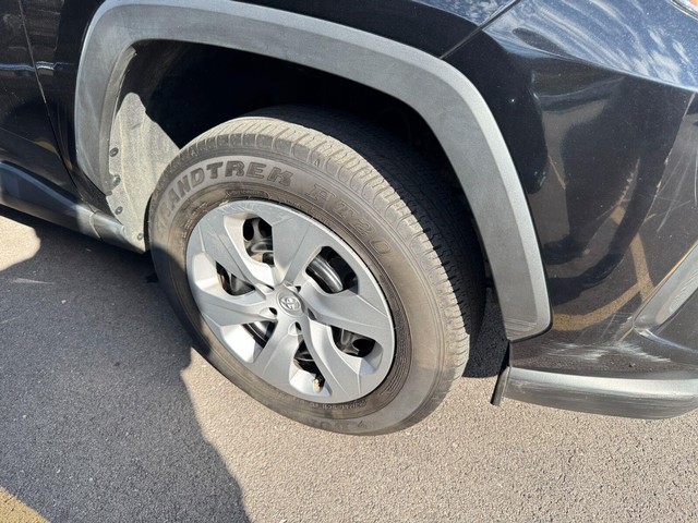 Toyota RAV4 Vehicle Full-screen Gallery Image 09