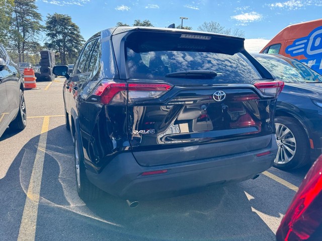 Toyota RAV4 Vehicle Full-screen Gallery Image 13
