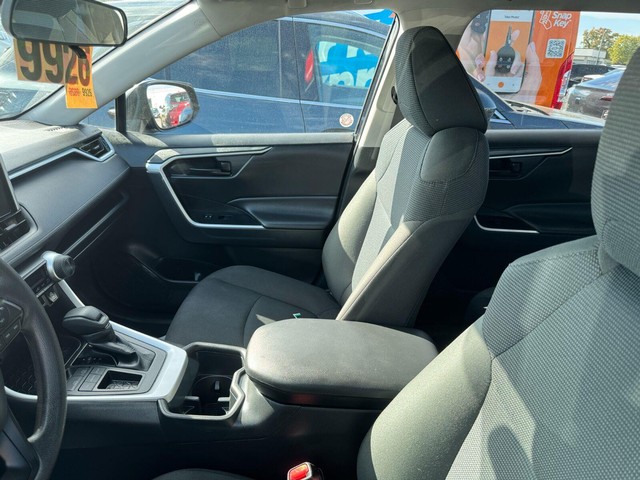 Toyota RAV4 Vehicle Full-screen Gallery Image 15