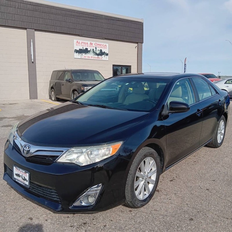 Toyota Camry Vehicle Full-screen Gallery Image 02