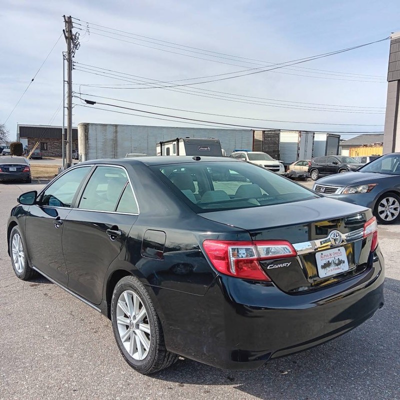 Toyota Camry Vehicle Full-screen Gallery Image 04