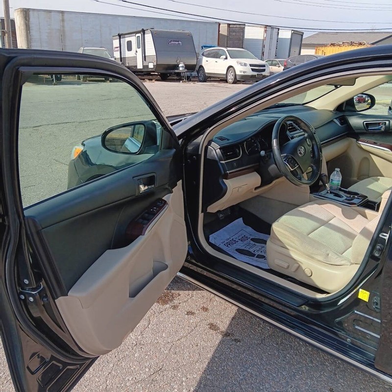 Toyota Camry Vehicle Full-screen Gallery Image 06