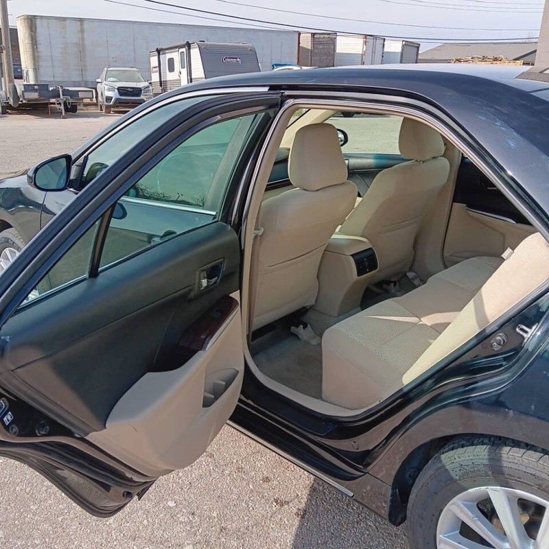 Toyota Camry Vehicle Full-screen Gallery Image 07