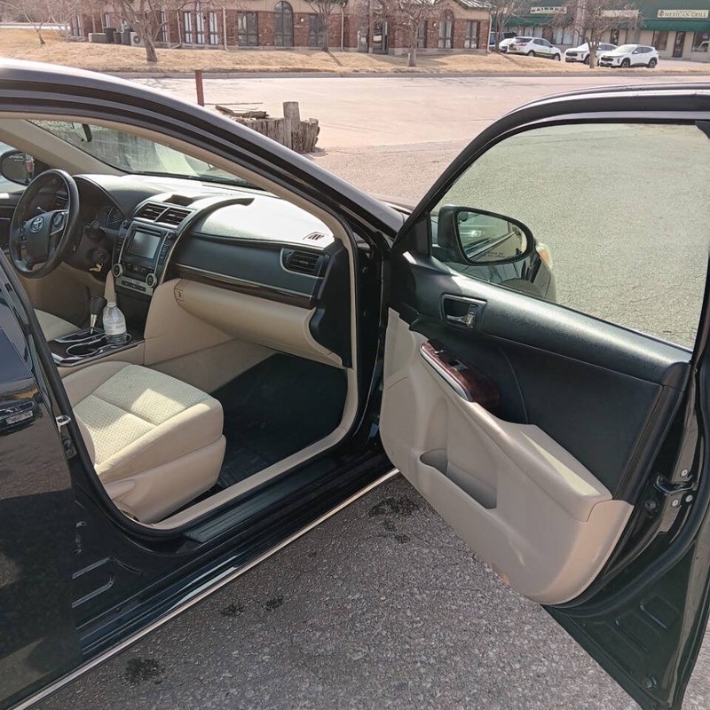 Toyota Camry Vehicle Full-screen Gallery Image 08