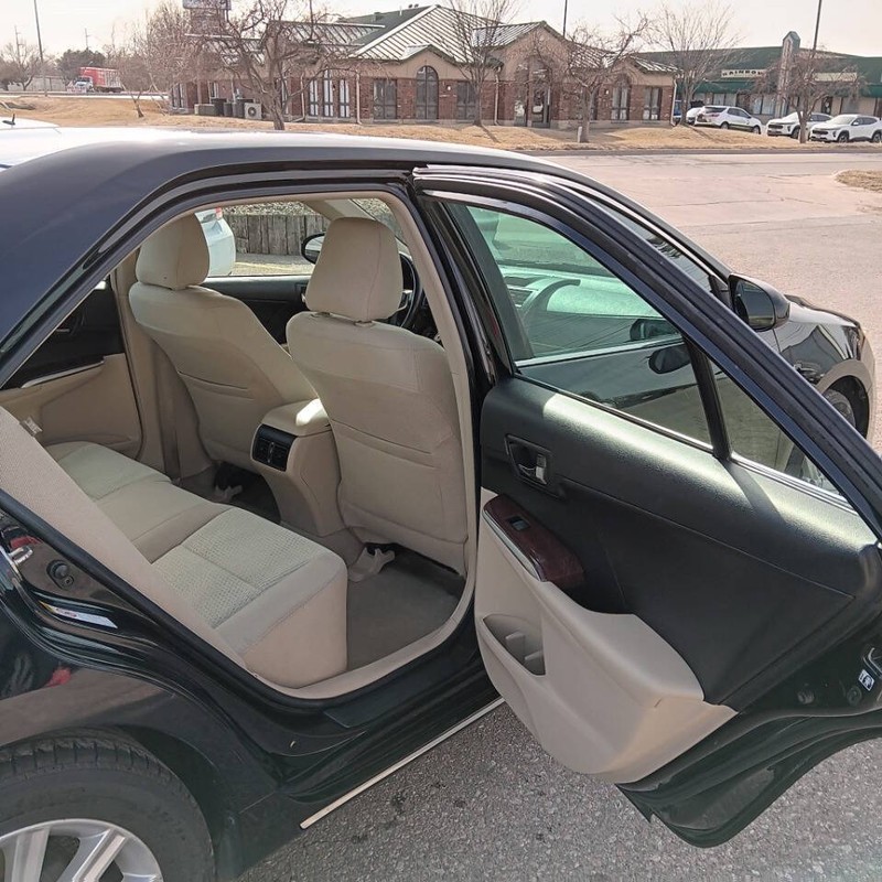 Toyota Camry Vehicle Full-screen Gallery Image 09
