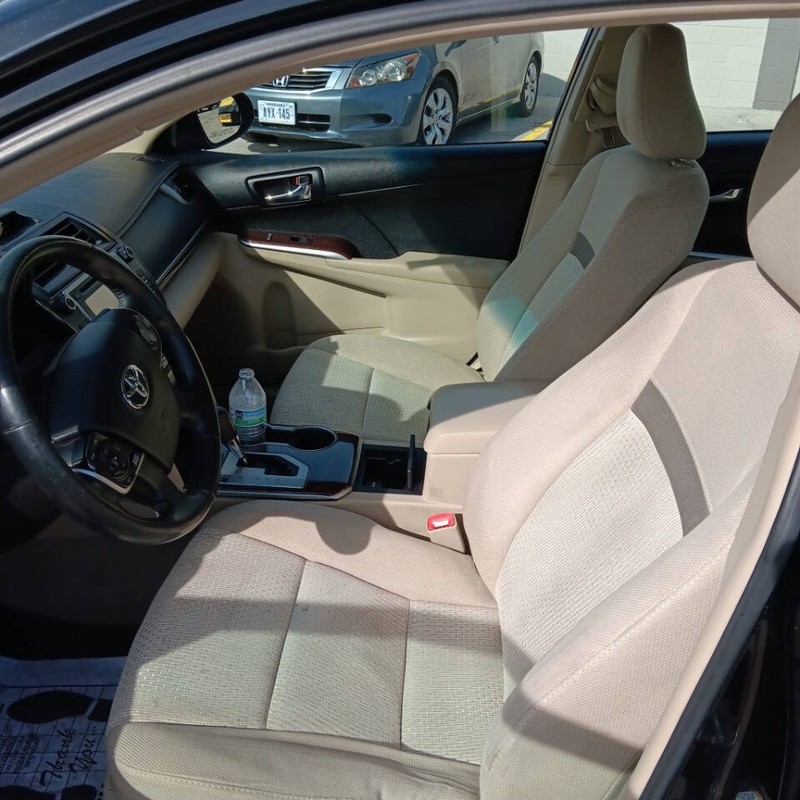 Toyota Camry Vehicle Full-screen Gallery Image 10