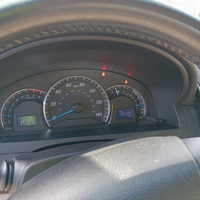 Toyota Camry Vehicle Full-screen Gallery Image 12