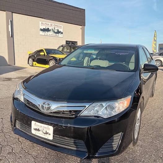 Toyota Camry Vehicle Full-screen Gallery Image 02