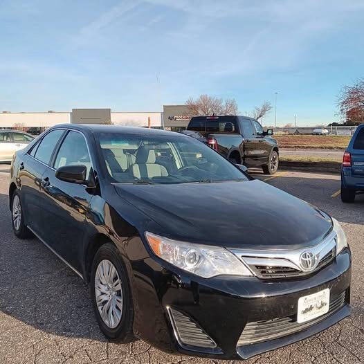 Toyota Camry Vehicle Full-screen Gallery Image 03