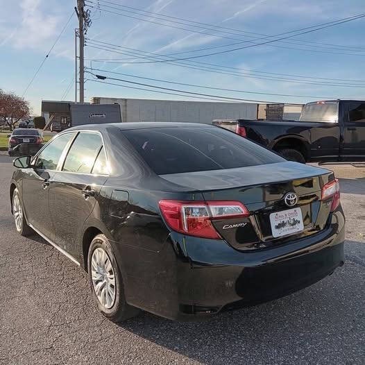 Toyota Camry Vehicle Full-screen Gallery Image 05