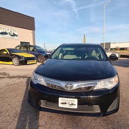 Toyota Camry Vehicle Full-screen Gallery Image 06