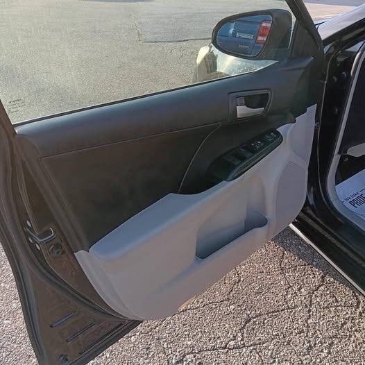 Toyota Camry Vehicle Full-screen Gallery Image 08
