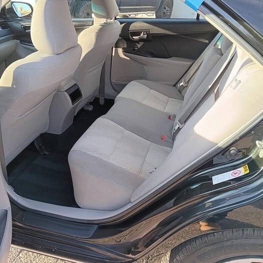 Toyota Camry Vehicle Full-screen Gallery Image 10