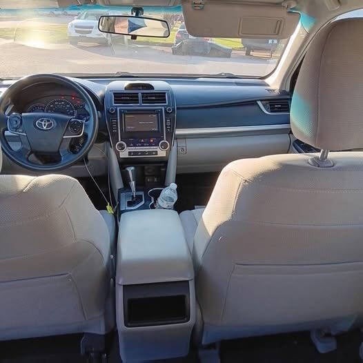 Toyota Camry Vehicle Full-screen Gallery Image 12
