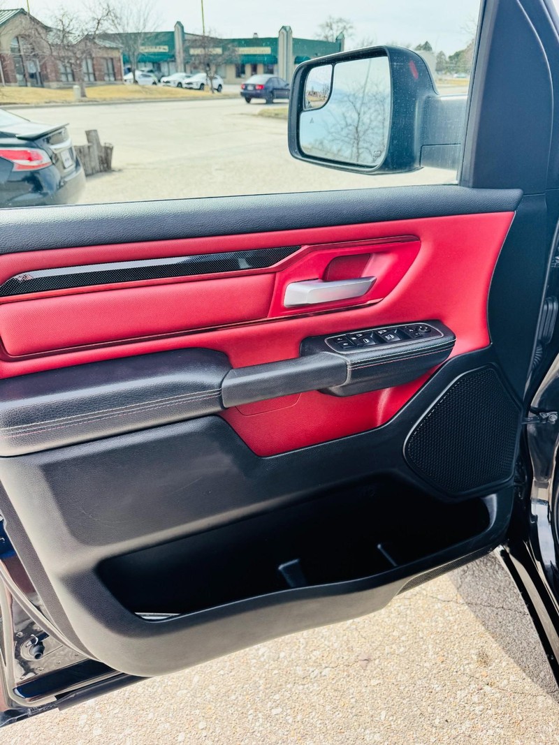 Ram 1500 Vehicle Full-screen Gallery Image 10