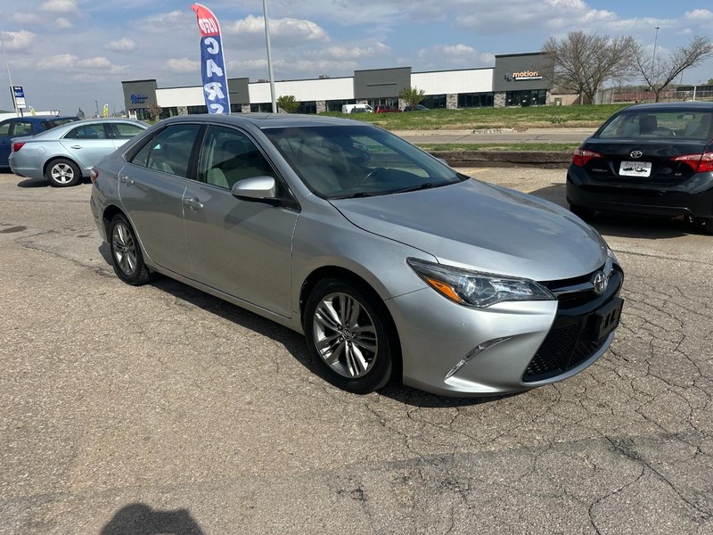 Toyota Camry Vehicle Full-screen Gallery Image 03