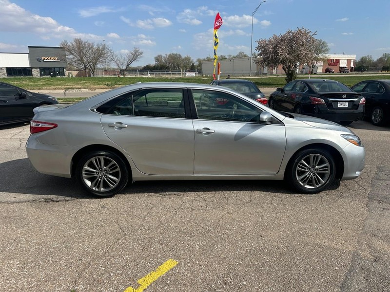 Toyota Camry Vehicle Full-screen Gallery Image 05