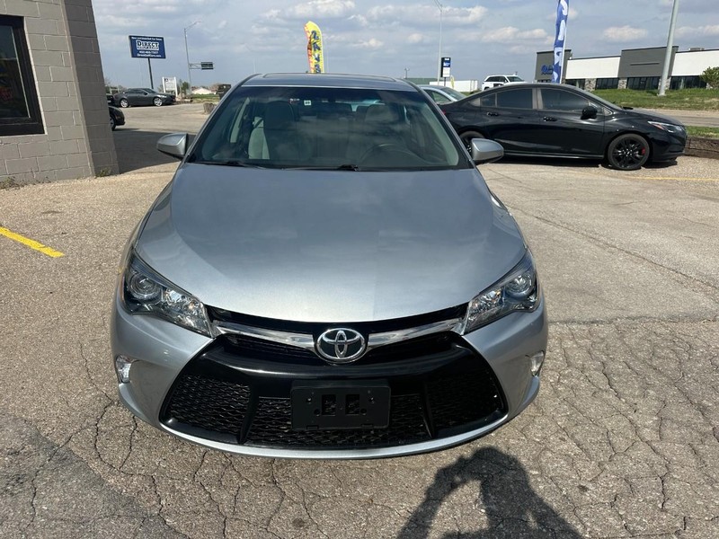 Toyota Camry Vehicle Full-screen Gallery Image 06