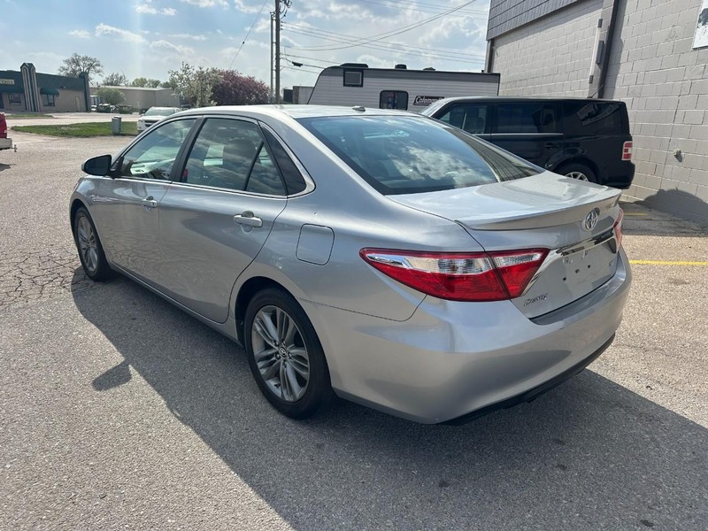Toyota Camry Vehicle Full-screen Gallery Image 08