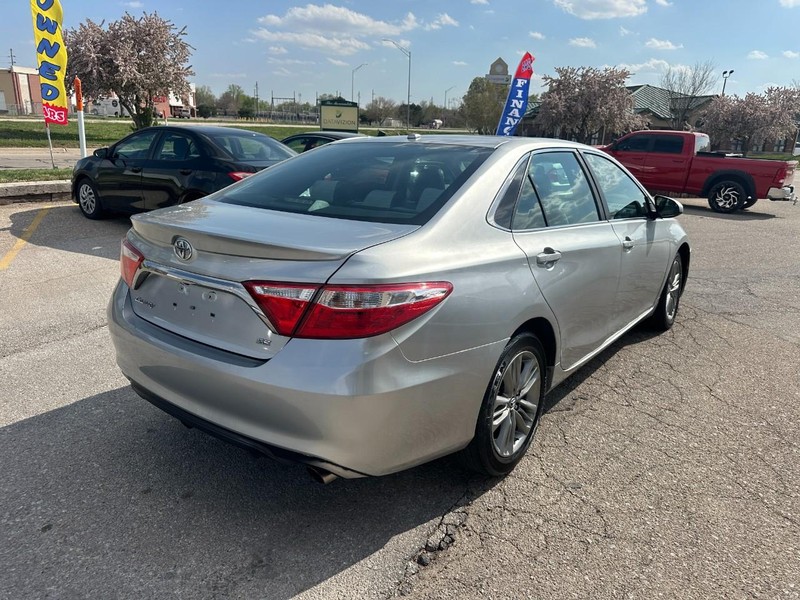 Toyota Camry Vehicle Full-screen Gallery Image 09