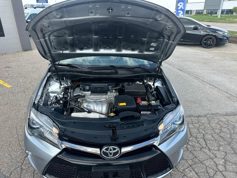 Toyota Camry Vehicle Full-screen Gallery Image 10