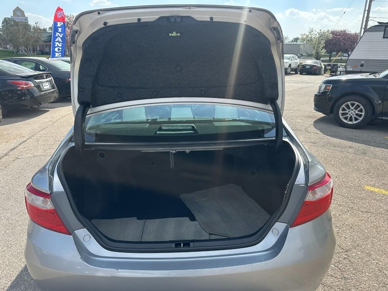 Toyota Camry Vehicle Full-screen Gallery Image 11