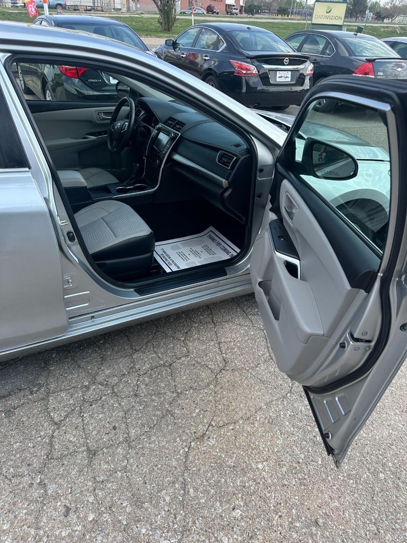 Toyota Camry Vehicle Full-screen Gallery Image 12