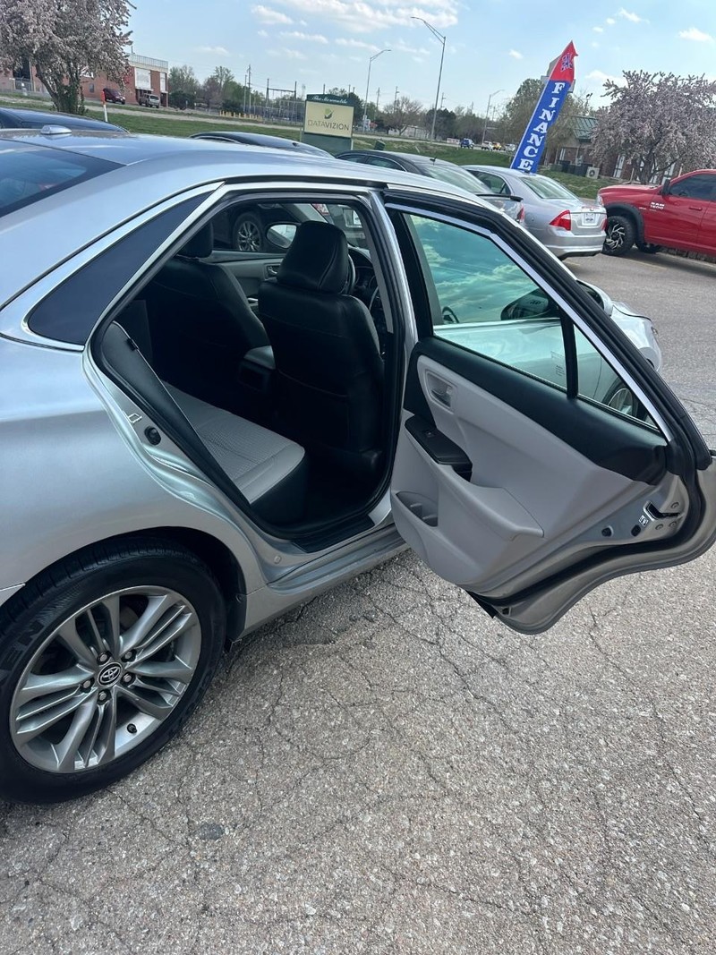 Toyota Camry Vehicle Full-screen Gallery Image 13