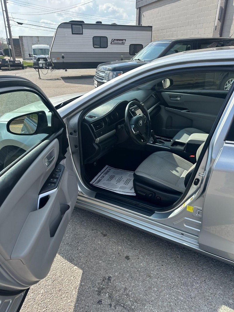 Toyota Camry Vehicle Full-screen Gallery Image 14