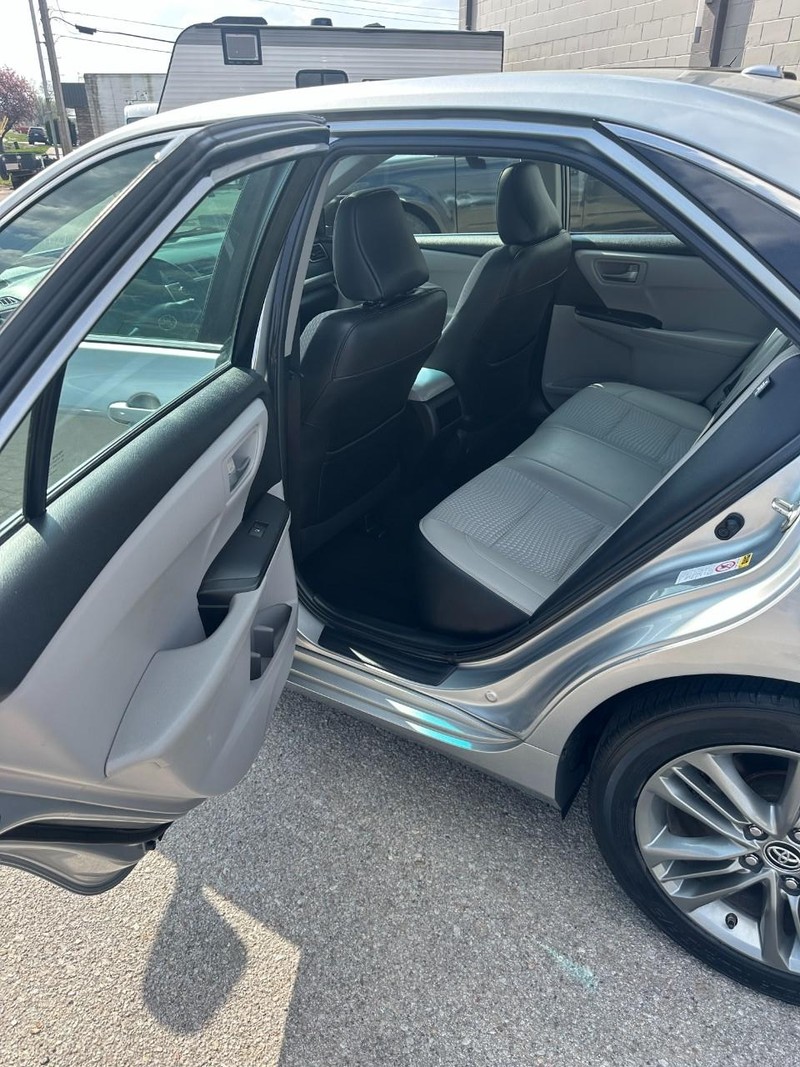 Toyota Camry Vehicle Full-screen Gallery Image 15