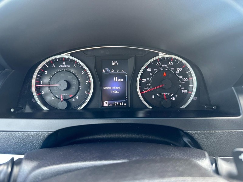 Toyota Camry Vehicle Full-screen Gallery Image 16