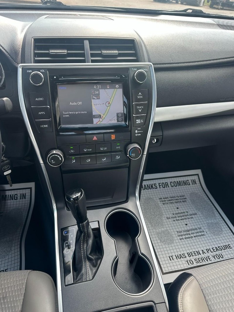 Toyota Camry Vehicle Full-screen Gallery Image 17