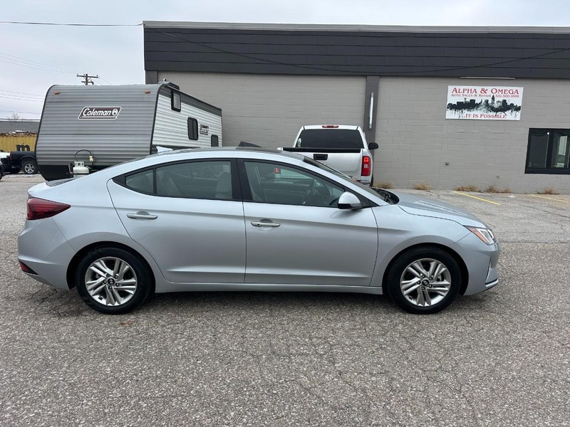 Hyundai Elantra Vehicle Full-screen Gallery Image 04