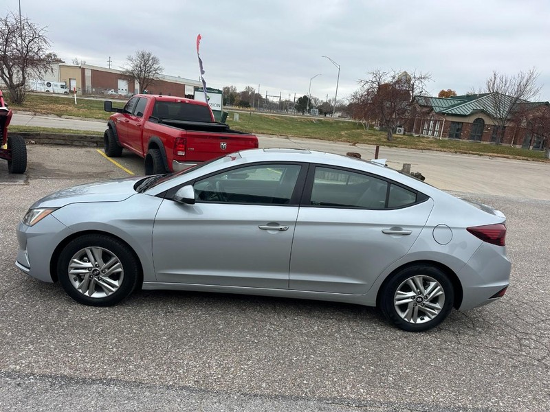 Hyundai Elantra Vehicle Full-screen Gallery Image 05
