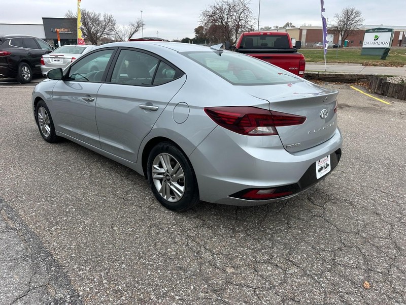 Hyundai Elantra Vehicle Full-screen Gallery Image 06