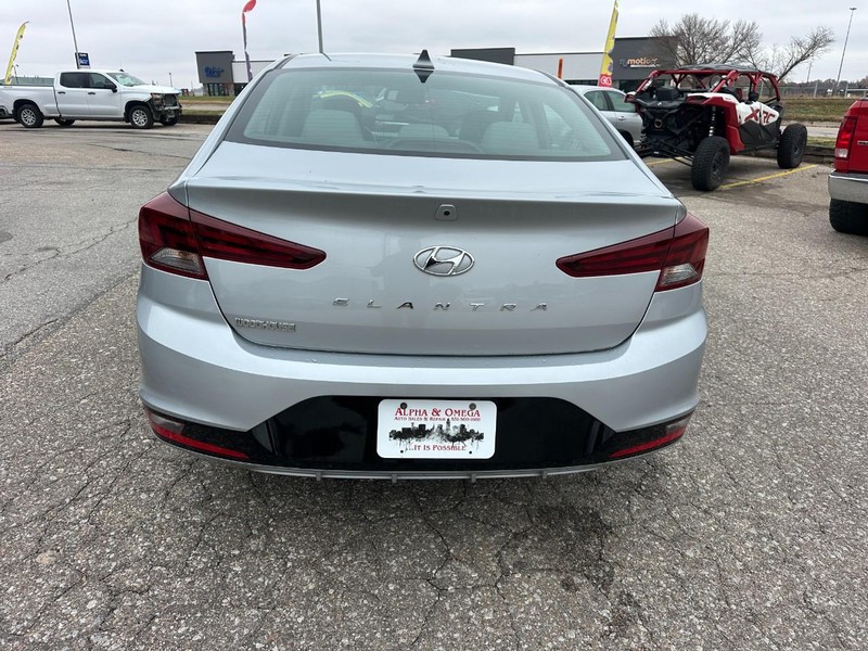 Hyundai Elantra Vehicle Full-screen Gallery Image 07