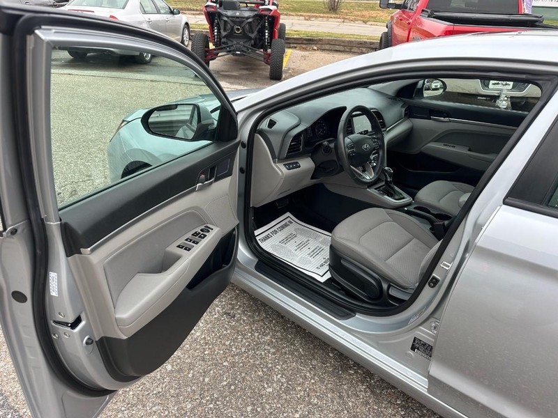 Hyundai Elantra Vehicle Full-screen Gallery Image 09