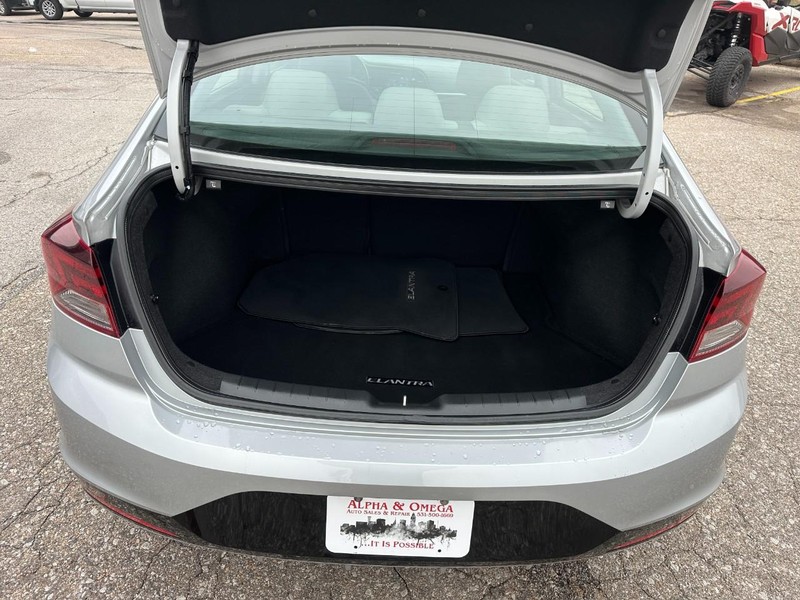 Hyundai Elantra Vehicle Full-screen Gallery Image 10