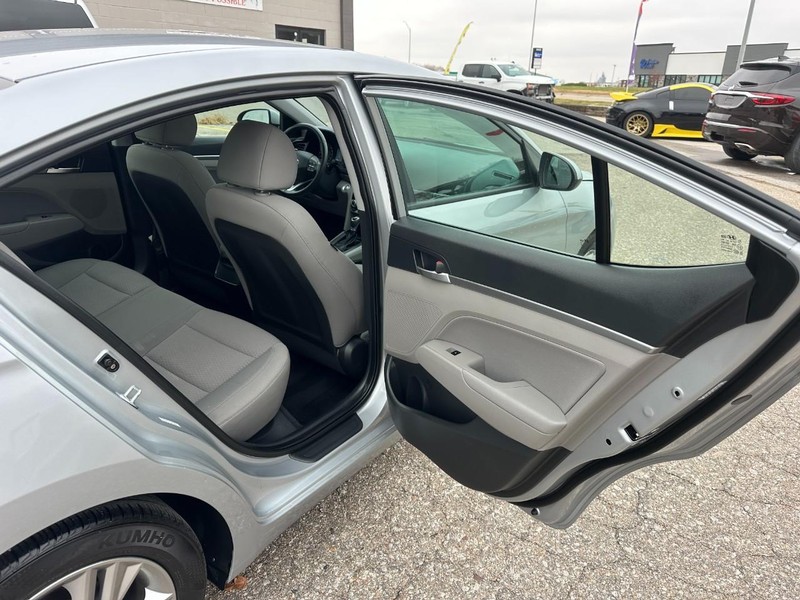 Hyundai Elantra Vehicle Full-screen Gallery Image 11