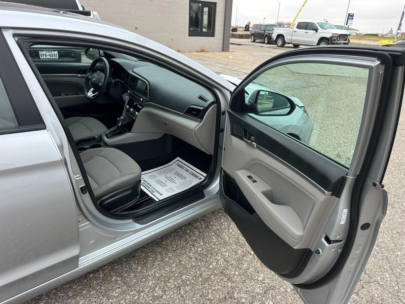 Hyundai Elantra Vehicle Full-screen Gallery Image 12