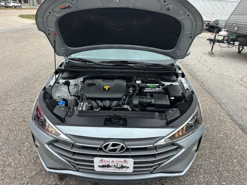 Hyundai Elantra Vehicle Full-screen Gallery Image 13