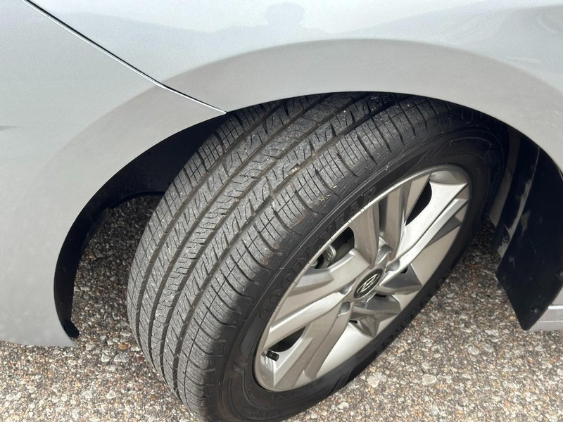 Hyundai Elantra Vehicle Full-screen Gallery Image 14