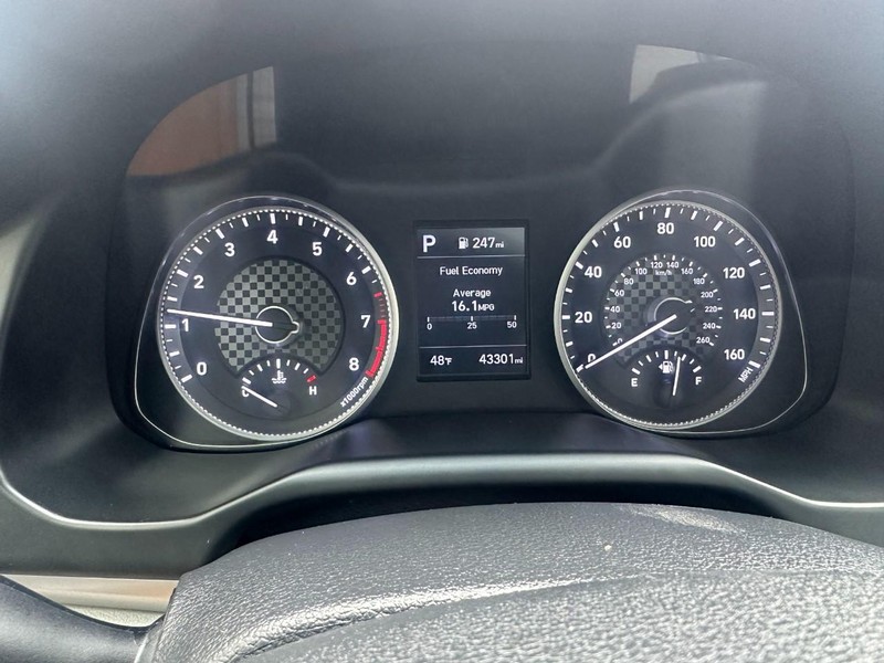 Hyundai Elantra Vehicle Full-screen Gallery Image 15