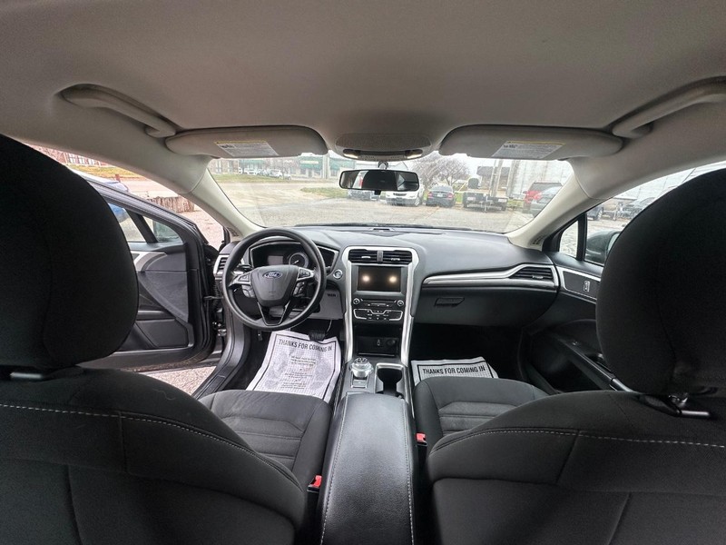 Chevrolet Malibu Vehicle Full-screen Gallery Image 10